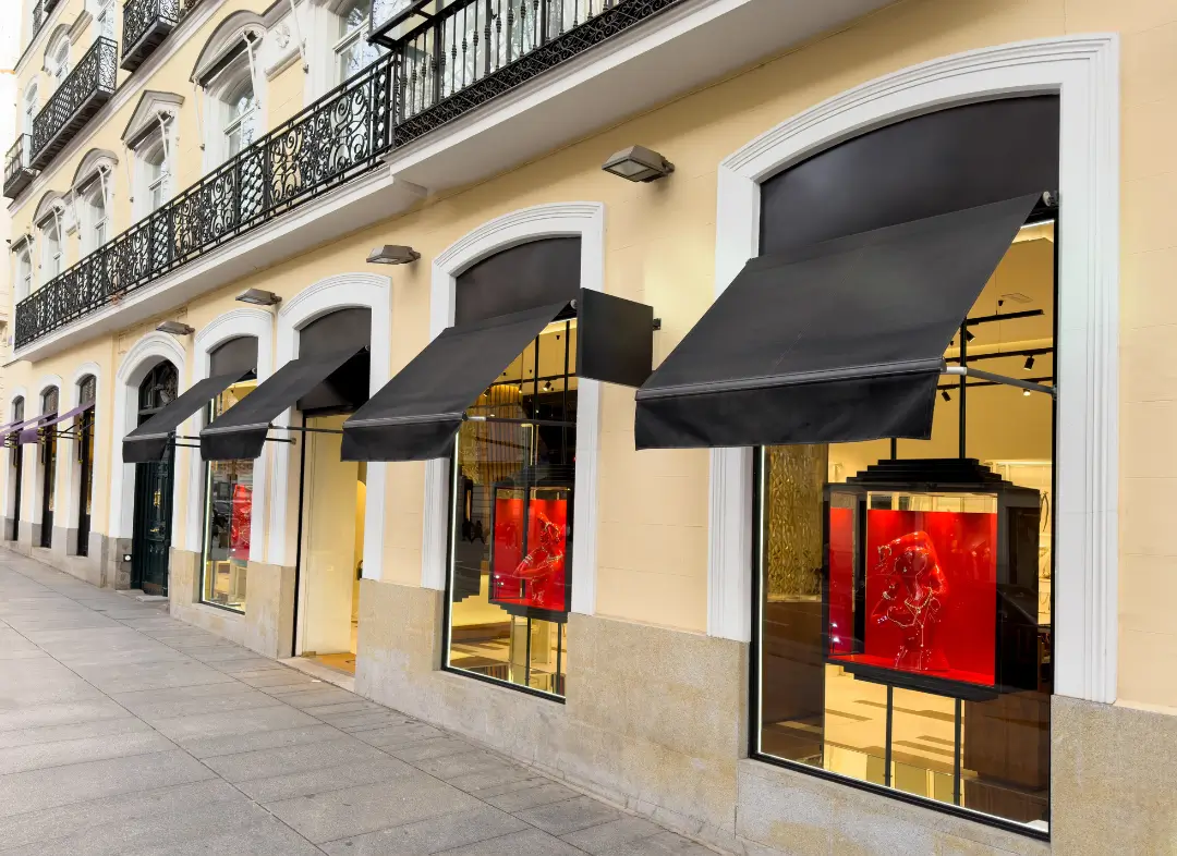 Façade vitrine de magasin en aluminium sur mesure à Tassin-la-Demi-Lune